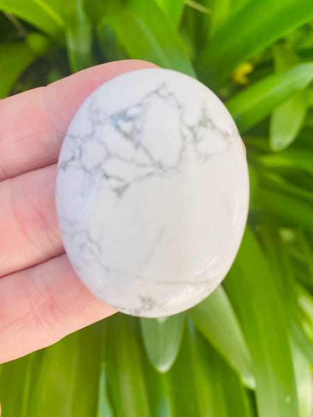 Howlite palm stone